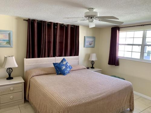Point O'RocksIsland House Beach Resort 27的一间卧室配有一张床和吊扇