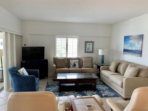 Point O'RocksIsland House Beach Resort 6S的带沙发和电视的客厅