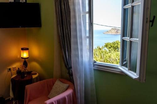Myrties romantic Honeymoon with amazing seaview sunset客房内的一张或多张床位