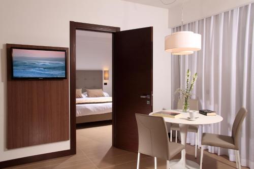 罗马帕里奥里住宅酒店的带桌子的房间和一间带床的卧室