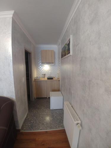 希维拉杜夫-兹德鲁伊Pokój Gościnny DIAMENT的一间设有白色墙壁楼梯的房间