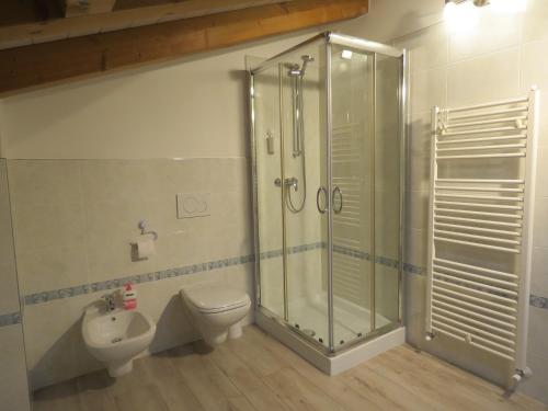 乌迪内玛丽亚斯特拉阿芙缇佳美瑞酒店的带淋浴、卫生间和盥洗盆的浴室