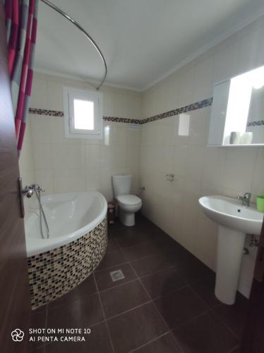 克拉默特Villa Anastasia的带浴缸、卫生间和盥洗盆的浴室