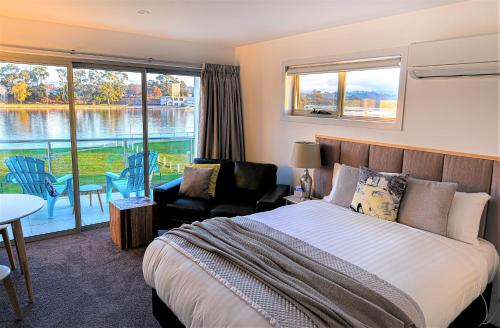 阿尔弗斯通乌尔沃斯通河边假日公寓的一间卧室配有一张床,享有水景
