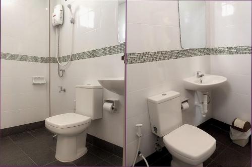 北碧由迪伊客房和咖啡酒店的一间带卫生间和水槽的小浴室