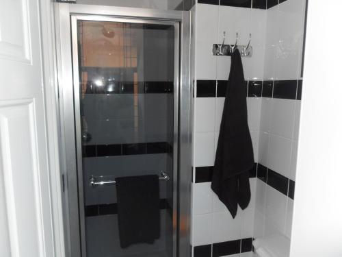 布莱克浦百利酒店 的浴室铺有黑色和白色瓷砖,设有淋浴。