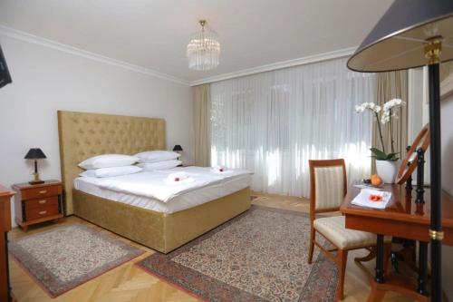 斯楚雅Vila Tartini的一间卧室配有一张床、一张桌子和一张书桌