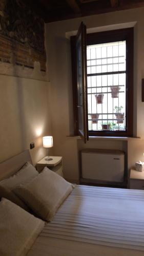 曼托瓦AKANTHO apartment的一间卧室设有一张大床和一个窗户。