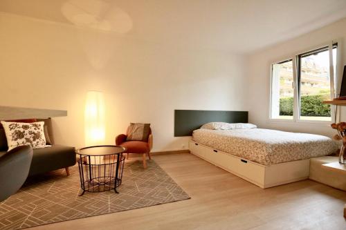 多维尔Studio Royal de la Plage的卧室配有床、椅子和窗户。