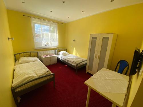 缅济热奇Hotel Tequila的小房间设有两张床和窗户