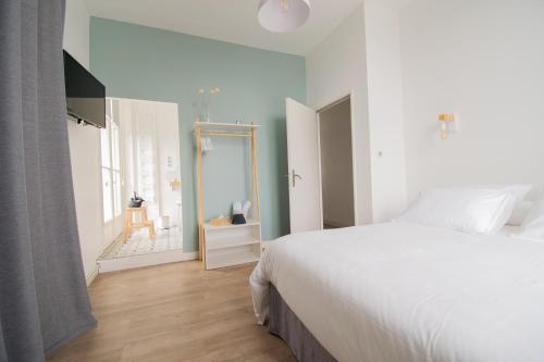 亚眠15ème droite - Tour Perret - Centre-Ville - 4 étoiles的一间带白色大床的卧室和一间浴室