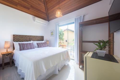 布希奥斯GUAPAS BUZIOS Exceptional House - Ferradurinha的卧室设有白色的床和大窗户