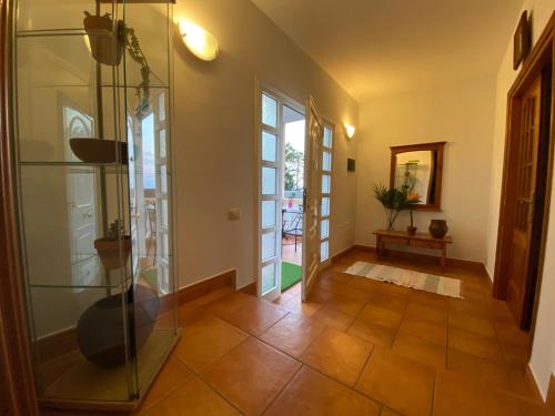 La HidalgaCasa Mariet的走廊上,房子里设有玻璃淋浴间