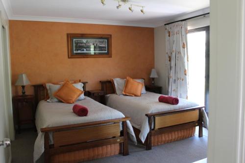 蒂默特埃尔姆乡村民宿的一间卧室设有两张床和窗户。