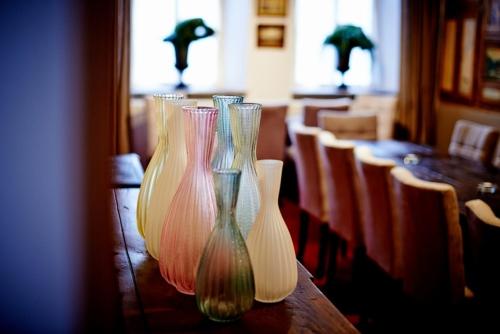 里格纽威勒杜穆林酒店的木桌上一排花瓶