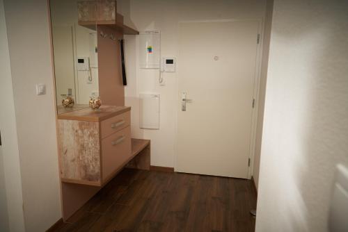 班斯卡-比斯特里察Apartman A&M的厨房拥有白色的墙壁和木地板