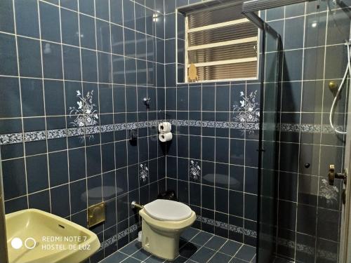 坎皮纳斯Hostel de Luz - Unidade 1的蓝色瓷砖浴室设有卫生间和浴缸