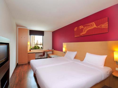 宜必思曼谷河畔酒店客房内的一张或多张床位