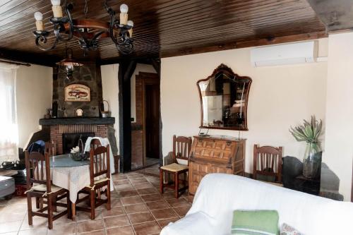 兰哈龙Lanjarón Rural Apartamentos的客厅设有壁炉、桌子和椅子