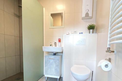 EndenichApartment Valeri - Bonn的白色的浴室设有卫生间和水槽。