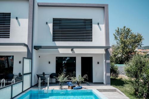 伊拉克里萨cobalt aqua的一座带游泳池和房子的别墅