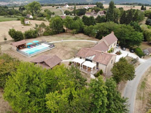Marnac德拉莫特度假屋的享有带游泳池的房屋的空中景致