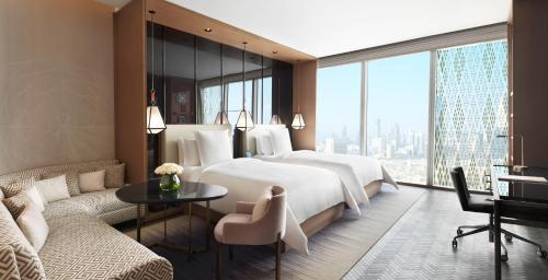 科威特科威特布尔阿沙哑四季酒店 的酒店客房,设有两张床和一张沙发
