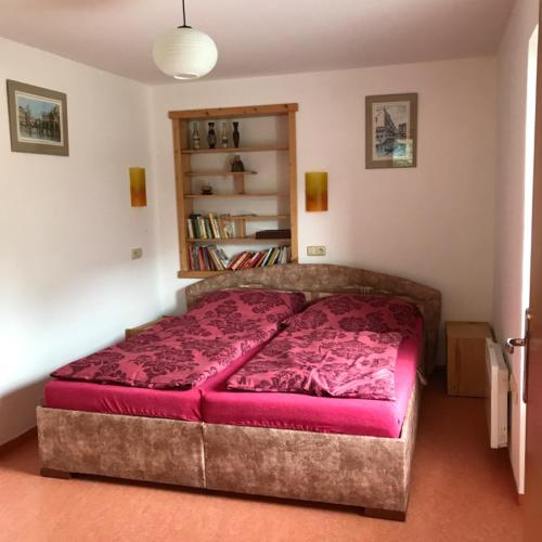 多尔尼莫拉瓦Sněženka的一间卧室配有一张带紫色床单的大床