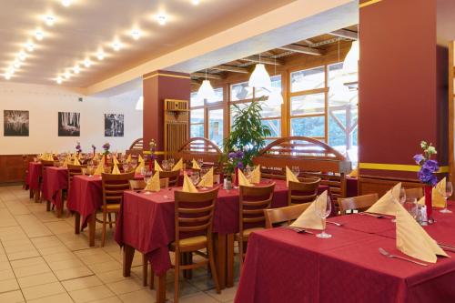 布兰斯科斯卡尔麦林酒店的一间带桌椅和红色桌布的用餐室