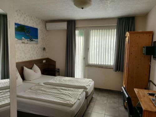 科隆科隆穆勒酒店的酒店客房设有两张床和窗户。