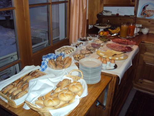 加尔盖伦Pension Sursilva的一张桌子,上面放着各种面包和糕点