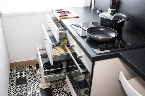 勒阿弗尔L'indigo - Hypercentre - 4 personnes的厨房配有带平底锅的炉灶