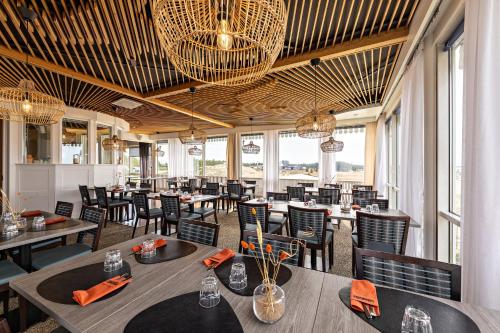 卡拉约基洛基琳娜酒店的用餐室设有桌椅和窗户。