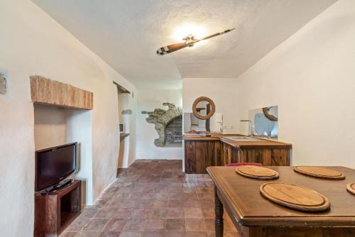 瓜热讷Greeneria的客厅配有桌子和电视