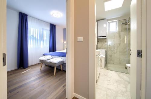 马林斯卡Villa Lungomare的一间卧室配有一张床,浴室设有淋浴。