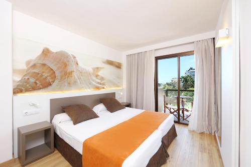 帕尔马海滩碧玉公寓的酒店客房设有一张床和一个阳台。