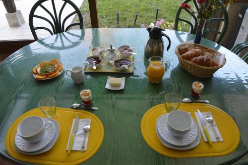 Nuisement-sur-CooleLes Rendzines的一张绿色桌子,上面有黄色的食物板