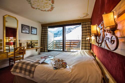美贝尔阿尔彭瑞特尔酒店的酒店客房设有床和窗户。