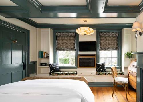 楠塔基特Life House, Nantucket的卧室配有白色的床和2扇窗户。