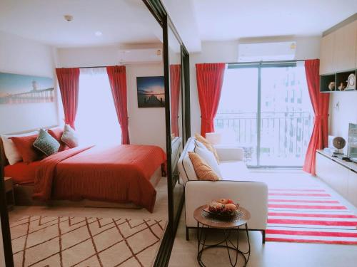 华欣Hua Hin La Casita Beautiful Two Bedroom Condo With Great Views的一间卧室配有一张床、一张桌子和一面镜子