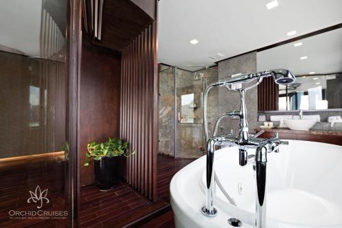 下龙湾Orchid Classic Cruise的带浴缸和盥洗盆的浴室