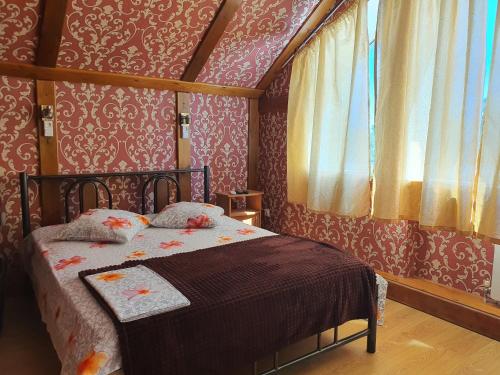 涅温诺梅斯克Hotel Economy Classa Edelweiss的一间卧室设有一张床和一个窗口