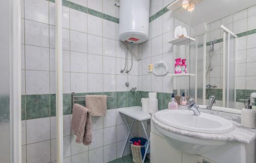 科里米诺Apartment Rudika的白色的浴室设有水槽和镜子