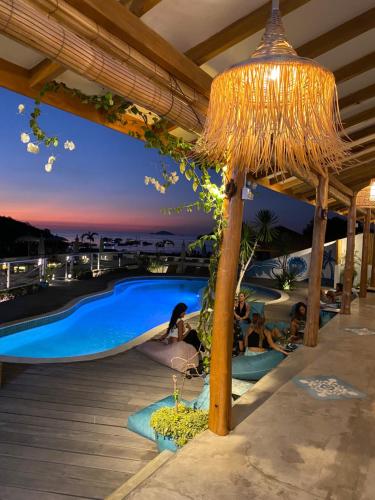 纳闽巴霍Seaesta Komodo Hostel & Hotel的夜间带游泳池的度假村