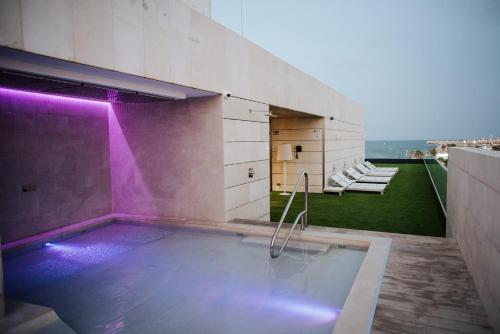 Hotel Neptuno Playa & Spa内部或周边的泳池
