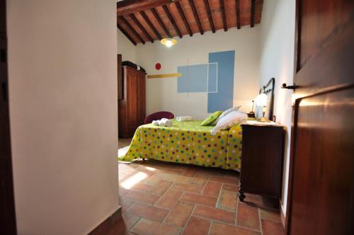 波吉邦西莱尼勒斯度假屋的一间卧室配有绿色的床和波卡圆顶床单