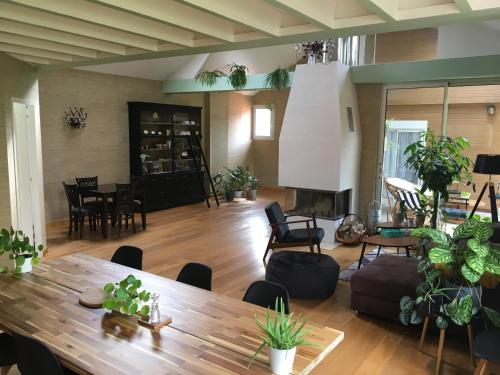 南特Marc's Flat - Calm & Cosy的客厅配有木桌和椅子