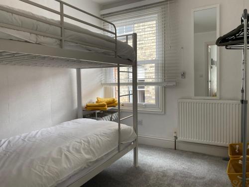 惠特比Eastside View Apartment的一间卧室设有两张双层床和一扇窗户。