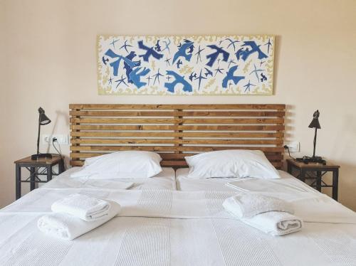 佩科霍里阿蒙花园酒店的一张白色的大床,带两条毛巾