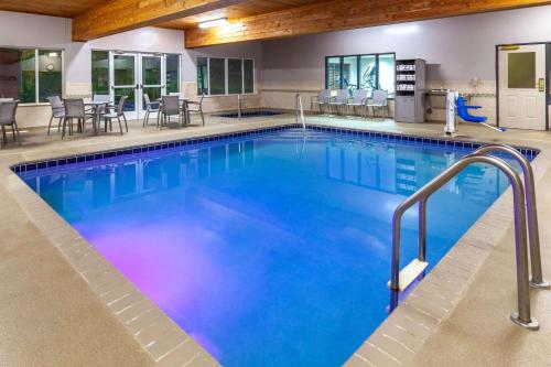 艾恩芒廷艾伦山乡村套房酒店的一座配有桌椅的酒店游泳池